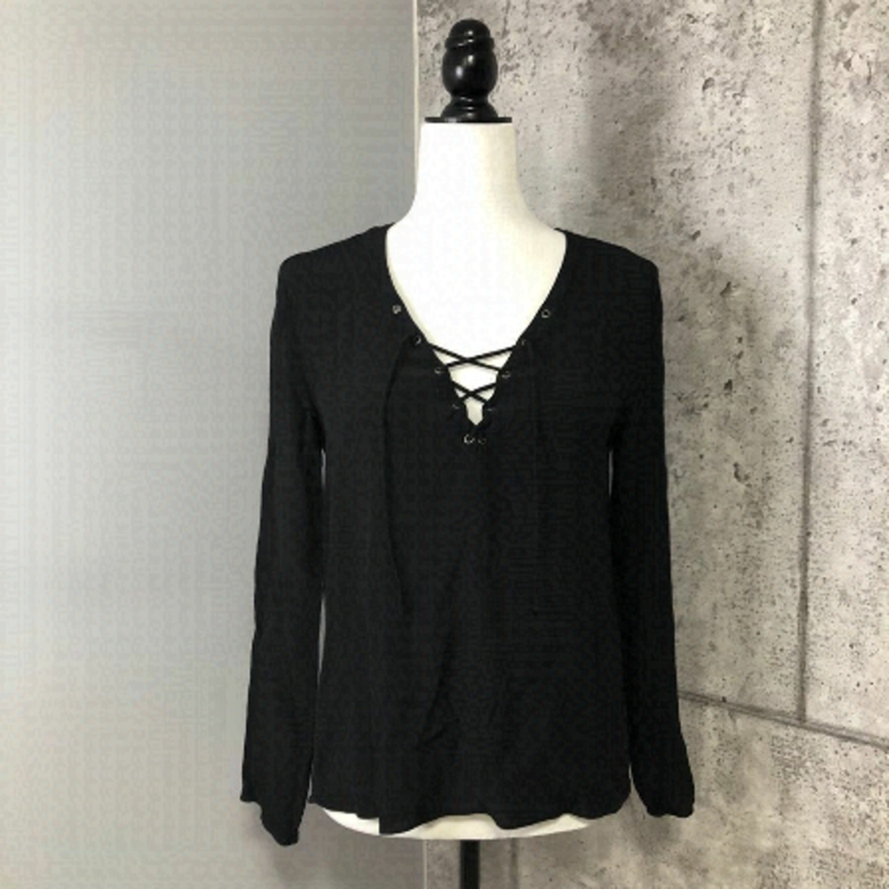 ARITZIA wilfred viscose front lace long sleeve